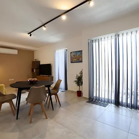 St Paul's Distant Seaviews Apartment