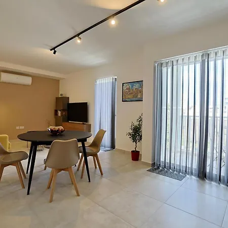 St Paul's Distant Seaviews Apartment